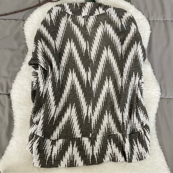 Eyeshadow Open Front Gray and White Abstract Print Textured Sweater - Picture 5 of 15